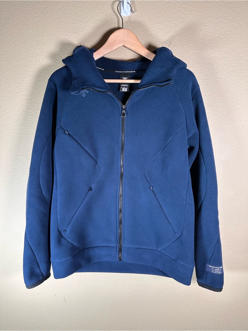 Descente Men's Athletic Fleece
Hooded Training Jacket in navy blue